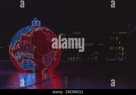 Hasselt. Limbourg-Belgique 12-12-2021. Illuminations de fête du monde sous la forme d'une boule de Noël Banque D'Images