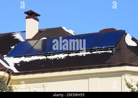 Collecteur solaire pour le système de chauffage dans une maison privée. Le système solaire est installé sur le toit Banque D'Images