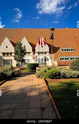Un bâtiment avec des tuiles rouges de toit à Ifran Banque D'Images