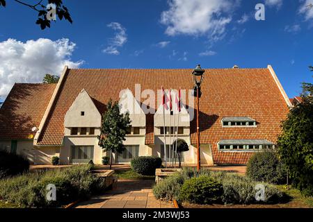 Un bâtiment avec des tuiles rouges de toit à Ifran Banque D'Images