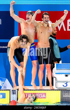 Matteo Ciampi, Thomas Ceccon, Alberto Razzetti, Paolo Conte Bonin d'Italie célèbrent après avoir remporté la médaille de bronze dans le Relais Freestyle 4x200 M. Banque D'Images