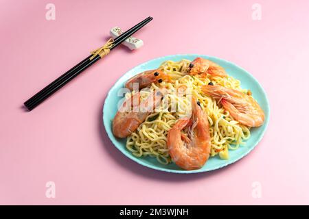 Sauté nouilles instantanées aux crevettes cuisine thaïlandaise asiatique style fusion plat facile Street food populaire. vue de dessus Banque D'Images
