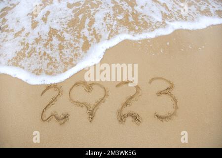 2023 ans écrit sur la plage de sable. Vue de dessus. Pose à plat. Banque D'Images