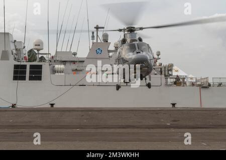 Surabaya, août 2022. Décollage d'un hélicoptère militaire indonésien et prêt à l'action pour le célèbre anniversaire de PUSPENERBAL 66th Banque D'Images