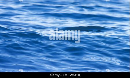 Bleu de la surface de l'eau de l'océan. Banque D'Images