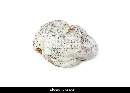 Un petit pain sucré aux graines de pavot dans de la crème blanche, isolé sur un fond blanc Banque D'Images