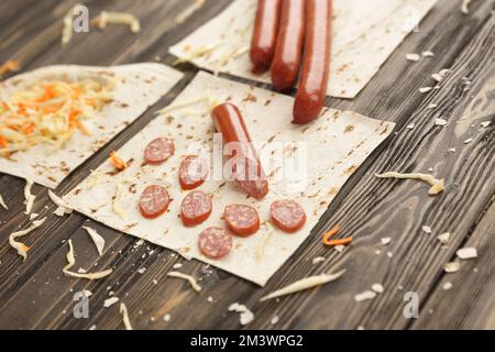 Saucisses, choucroute et de pain pita sur fond de bois Banque D'Images