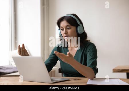 Professeur engagé en ligne, atelier de formation, séminaire en ligne, utilisation d'un ordinateur portable Banque D'Images