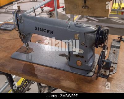 Un chanteur 196k5 machine à coudre industrielle (c1950) exposé au Bellman Hanger, Brooklands Museum, Surrey, Royaume-Uni Banque D'Images