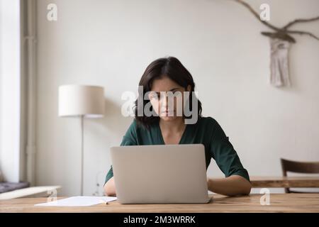 Femme entrepreneur asiatique sérieuse freelance utilisant un ordinateur portable Banque D'Images