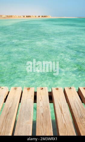 Jetée en bois sur une mer, foyer sélectif, espace de copie. Banque D'Images