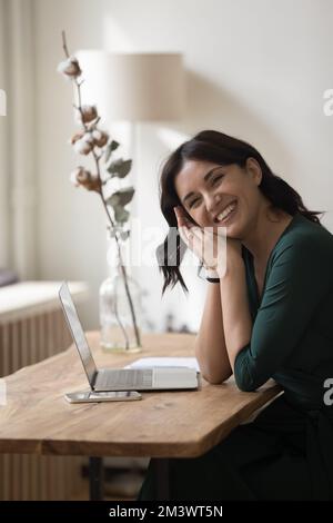 Joyeux employé indépendant assis au bureau à domicile Banque D'Images