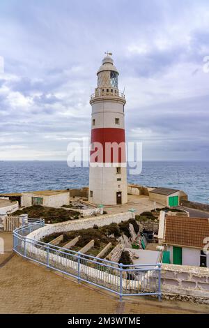 Vieux phare sur la côte de Gibraltar pour signaler et donner des informations aux bateaux. Banque D'Images