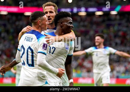 Photo du fichier datée du 04-12-2022, Bukayo Saka (à droite) célèbre avec ses coéquipiers Phil Foden et Harry Kane après avoir marqué le troisième but de leur partie pendant le match de la manche de la coupe du monde de la FIFA, 16 points, au stade Al-Bayt à Al Khor, Qatar. L'Angleterre a été battue par les champions de la défense de la France en quart de finale de la coupe du monde. Les hommes de Gareth Southgate ont beaucoup promis au Qatar, mais n’ont pas su trouver la gloire, car les questions sur place se sont révélées un problème bien trop familier lors de cette coupe du monde. Date de publication : samedi 17 décembre 2022. Banque D'Images