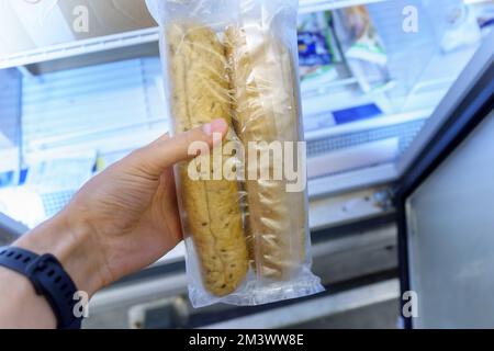 Aliments surgelés sur une étagère d'un congélateur domestique, concept de stockage des aliments à longue durée de vie. Mise au point sélective Banque D'Images