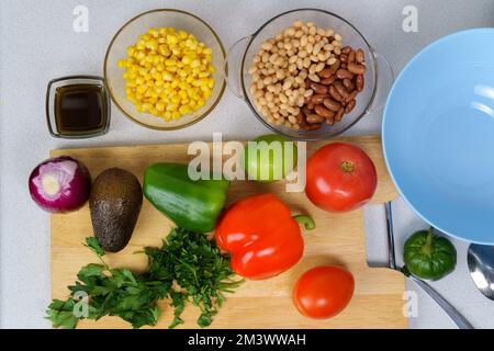 Ingrédients pour salade avec caviar Texas. Plat à légumes avec maïs, haricots, poivre, poivre, tomates, haricots. Banque D'Images