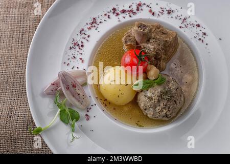 Potage de shurpa avec de l'agneau sur une assiette, sur le burlap Banque D'Images