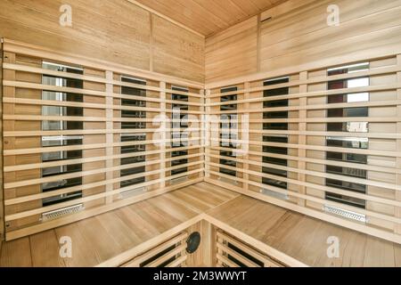 l'intérieur d'une salle sae avec des murs en bois et des étagères de chaque côté qui sont remplis de portes en verre Banque D'Images