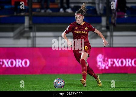 Latina, Italie. 16th décembre 2022. Benedetta Glionna d'AS Roma en action pendant le match de football féminin de l'UEFA Champions League entre AS Roma et St. Polten au stade Domenico Francioni à Latina (Italie), 16 décembre 2022. Photo Andrea Staccioli/Insidefoto crédit: Insidefoto di andrea staccioli/Alamy Live News Banque D'Images