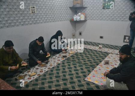 16 décembre 2022, Srinagar, Jammu-et-Cachemire, Inde: Les hommes cachemiriens mangent ''Harisa'' dans un magasin tôt le matin à Srinagar, Cachemire contrôlé par l'Inde, dimanche 16 décembre 2022. Harisa est un plat d'hiver qui est vendu tôt le matin dans des magasins spécialement configurés, appelé Harisa Van. (Credit image: © Mubashir Hassan/Pacific Press via ZUMA Press Wire) Banque D'Images