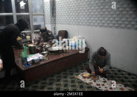 16 décembre 2022, Srinagar, Jammu-et-Cachemire, Inde: Les hommes cachemiriens mangent ''Harisa'' dans un magasin tôt le matin à Srinagar, Cachemire contrôlé par l'Inde, dimanche 16 décembre 2022. Harisa est un plat d'hiver qui est vendu tôt le matin dans des magasins spécialement configurés, appelé Harisa Van. (Credit image: © Mubashir Hassan/Pacific Press via ZUMA Press Wire) Banque D'Images