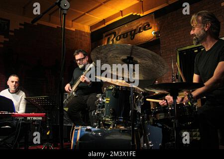 16 décembre 2022, Rome, Italie: Lucrezio de Seta Trio au Boogie Club Jazz Live 'Brubeck a raison!' À Rome. Lucrezio de Seta batterie, Ettore Carucci piano, Lorenzo Feliciati basse. (Credit image: © Daniela Franceschelli/Pacific Press via ZUMA Press Wire) Banque D'Images