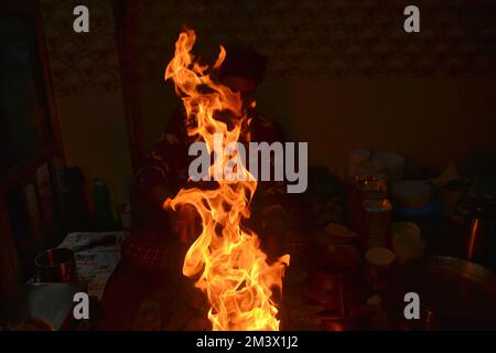 16 décembre 2022, Srinagar, Jammu-et-Cachemire, Inde: Un commerçant verse de l'huile de cuisson chaude sur une assiette contenant un plat à viande, connu localement sous le nom de 'Harisa', avant du servir à ses clients à Srinagar, le 16 décembre 2007. Harisa est un repas préféré que Kashmiris mange tôt le matin en hiver dans des magasins spécialement aménagés appelés la fourgonnette Harisa. (Credit image: © Mubashir Hassan/Pacific Press via ZUMA Press Wire) Banque D'Images