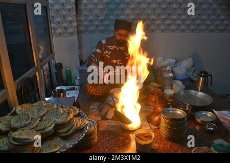 16 décembre 2022, Srinagar, Jammu-et-Cachemire, Inde: L'homme cachemiri prépare ''Harisa'' avant du servir aux clients de Srinagar, Inde, le jeudi 16 décembre 2022. Harisa est un plat d'hiver qui est consommé principalement en début de matinée. (Credit image: © Mubashir Hassan/Pacific Press via ZUMA Press Wire) Banque D'Images