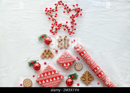 Béni Yule, Noël, festival d'hiver letton. Symboles et motifs ethnographiques de Lettonie, amulettes de bois, papier d'emballage, boîtes-cadeaux avec twi de sapin Banque D'Images