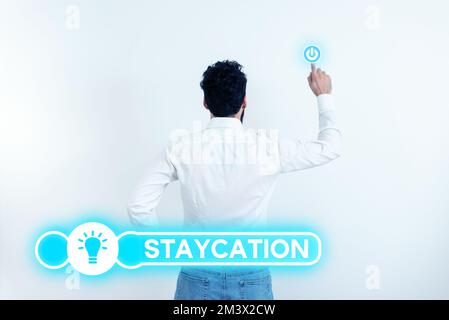 Affiche indiquant la staycation. Concept signifiant des vacances passées à la maison en appréciant tout ce que l'environnement de la maison Banque D'Images