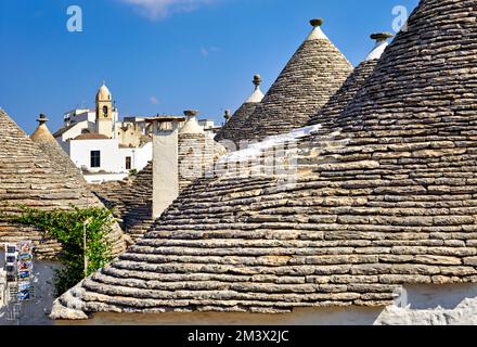 Pouilles Italie. Alberobello. Trulli : huttes traditionnelles en pierre sèche des Pouilles avec un toit conique. Banque D'Images