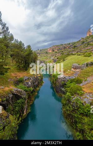 Dans un méandre fermé de la rivière Júcar le promontoire sur lequel se trouve la ville d'Alarcón. Banque D'Images