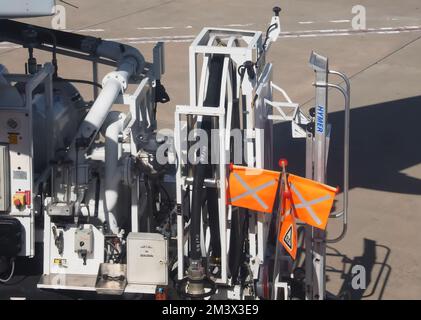 Camion-citerne pour remplir un avion de kérosène Banque D'Images