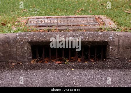 Drain de tempête à l'ancienne sur le trottoir Banque D'Images