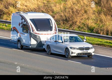 BMW 2019 SÉRIE 3 320D Sport 1995cc Diesel. Remorquage de la petite caravane SWIFT BASECAMP ; sur l'autoroute M6, Royaume-Uni Banque D'Images