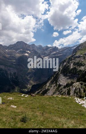 Célèbres chutes de Gavarnie dans les Pyrénées françaises, la plus haute cascade de la France continentale. Vue depuis le plateau de Bellevue, avec des prairies verdoyantes en premier plan. Banque D'Images