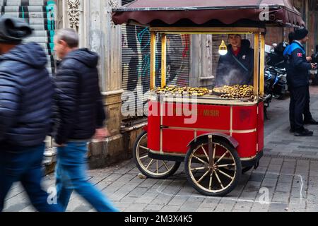12-07-2022 Istanbul, Turquie. Kiosque sur roues avec châtaignes frites et maïs grillé Banque D'Images