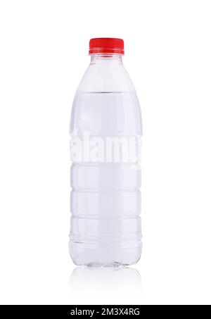 bouteille en plastique avec eau sur fond blanc Banque D'Images