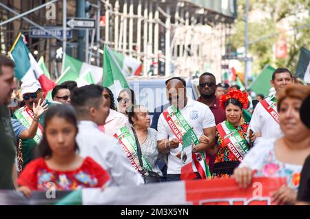 Un groupe de personnes heureuses marchant dans les rues de New York pendant la parade de l'indépendance mexicaine Banque D'Images