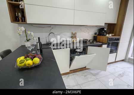 Grand intérieur de cuisine de luxe blanc et noir, vue en grand angle Banque D'Images