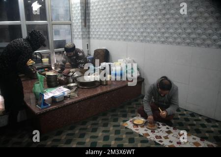 Srinagar, Inde. 16th décembre 2022. Les hommes cachemiriens mangent 'Harisa' dans un magasin tôt le matin à Srinagar, Cachemire contrôlé par l'Inde, dimanche 16 décembre 2022. Harisa est un plat d'hiver qui est vendu tôt le matin dans des magasins spécialement configurés, appelé Harisa Van. (Photo de Mubashir Hassan/Pacific Press) crédit: Pacific Press Media production Corp./Alay Live News Banque D'Images