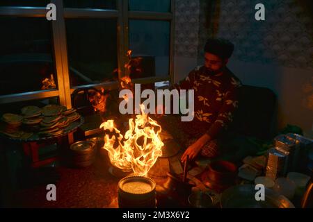 Srinagar, Inde. 16th décembre 2022. Le gérant de magasin verse de l'huile de cuisson chaude sur une assiette contenant un plat à viande, connu localement sous le nom de « Harisa », avant du servir à ses clients à Srinagar, le 16 décembre 2007. Harisa est un repas préféré que Kashmiris mange tôt le matin en hiver dans des magasins spécialement aménagés appelés la fourgonnette Harisa. (Photo de Mubashir Hassan/Pacific Press) crédit: Pacific Press Media production Corp./Alay Live News Banque D'Images