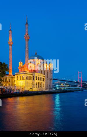 Belle mosquée ortakoy et pont du bosphore d'Istanbul au crépuscule à Istanbul, Turquie. Banque D'Images
