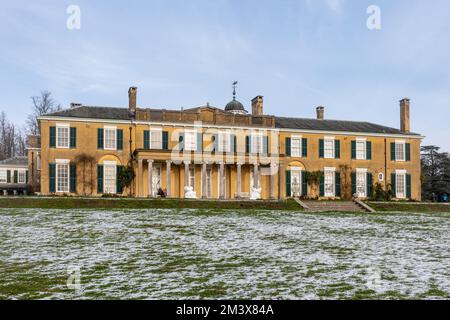 Polesden Lacey House à Surrey, en Angleterre, au Royaume-Uni, en hiver avec un arrosage de neige Banque D'Images