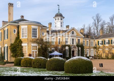 Polesden Lacey House à Surrey, en Angleterre, au Royaume-Uni, en hiver avec un arrosage de neige Banque D'Images