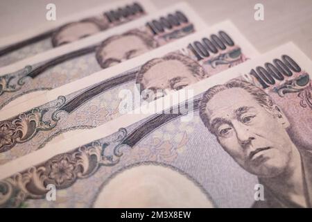 Tokyo, Japon. 11th décembre 2022. 10 000 billets de banque de yen japonais émis par la Banque du Japon (Nippon Ginko) avec la présence de Fukuzawa Yukichi, éducateur de l'époque de la réforme de Samurai et Meiji. Le yen japonais est la troisième devise forex la plus négociée au monde et est généralement détenu comme devise de réserve après le dollar américain (USD $) et l'euro (EUR). Récemment, dans un contexte d'inflation élevée aux États-Unis, ce qui a poussé la Réserve fédérale américaine à augmenter les taux d'intérêt, envoyant la valeur des États-Unis La montée en flèche du dollar par rapport aux devises étrangères a dévalué le yen, provoquant une inflation en cascade au Japon en raison du RE du pays Banque D'Images