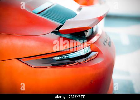 Les feux arrière d'une Porsche 911 Carrera 4 GTS rouge Banque D'Images