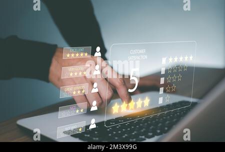 Homme main utilisant ordinateur portable avec icône contextuelle cinq étoiles pour le service de satisfaction de l'évaluation de feedback, l'utilisateur donne une note à l'expérience du service sur en ligne Banque D'Images