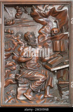 ANNECY, FRANCE - 10 JUILLET 2022 : le relief baroque sculpté de Saint Jérôme le docteur de l'église ouest sur la chaire de l'église Eglise Saint Maurice. Banque D'Images