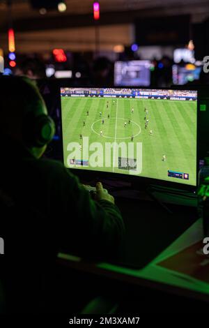 Hanovre, Allemagne. 16th décembre 2022. Un visiteur du 'DeamHack' se trouve devant un écran d'ordinateur lors d'une fête LAN dans les salles d'exposition et joue le jeu 'FIFA'. DreamHack' est un événement de jeu avec des tournois e-sports qui a lieu de 15 décembre à 18 à Hanovre. Credit: Michael Matthey/dpa/Alay Live News Banque D'Images